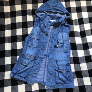 ⭐️ SOLD ⭐️ Chambray cargo vest